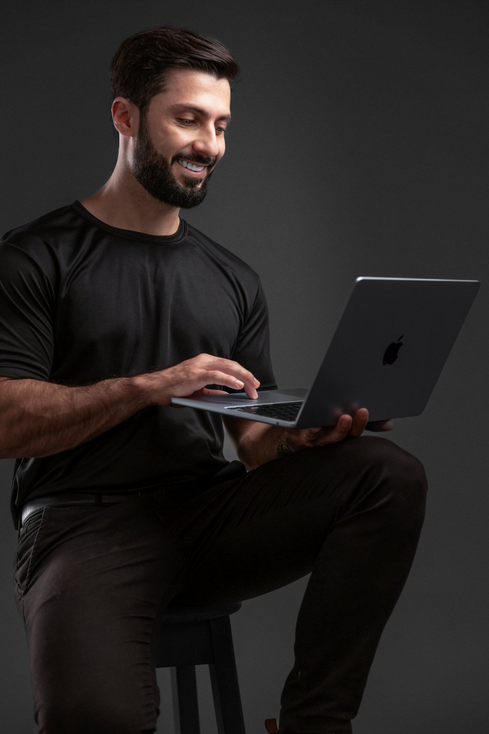 Paulo Pádua sentado com um notebook, analisando campanhas de tráfego pago