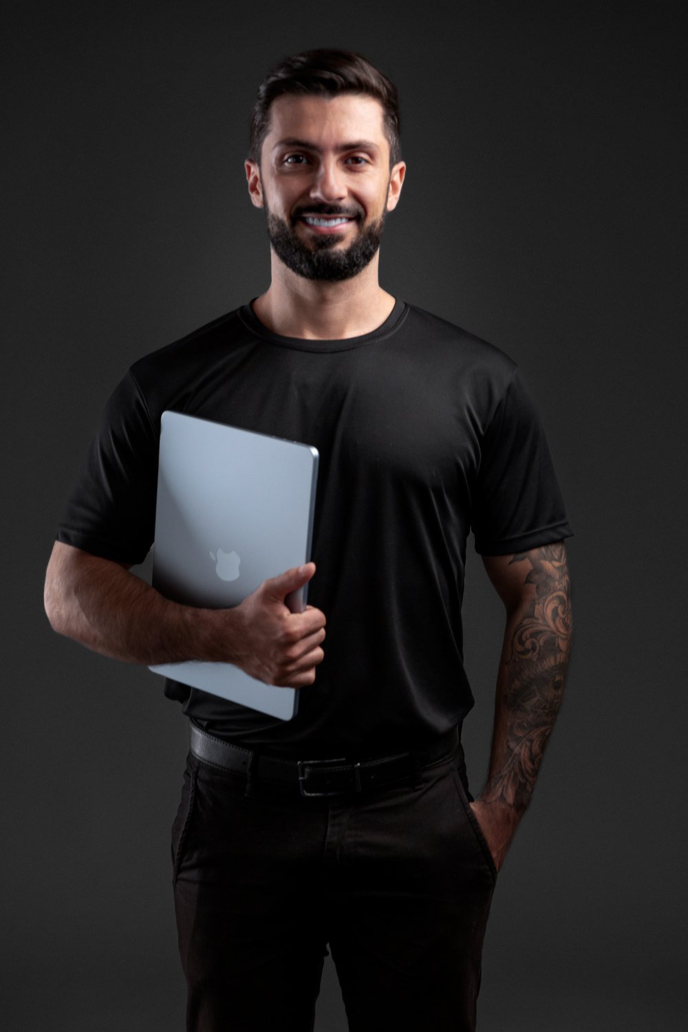 Paulo Pádua em pé com o notebook, pronto para acompanhar as campanhas do cliente